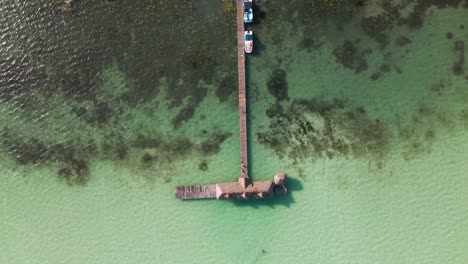 Bird's-eye-top-down-view-of-one-of-the-many-water-villas-on-the-lagoon-of-seven-colours-in-Bacalar,-Mexico-in-4k