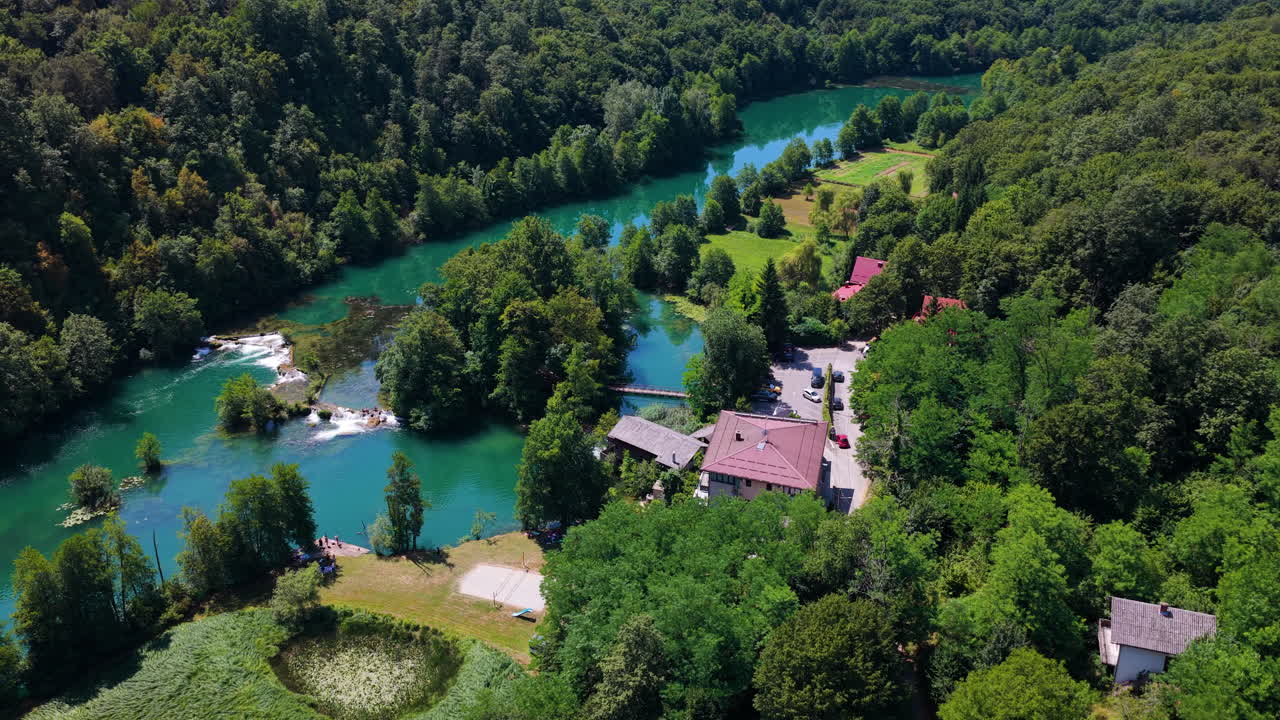 Architettura sul fiume e cascate lungo il fiume Mreznica a Duga Resa, Croazia. Scatto aereo
