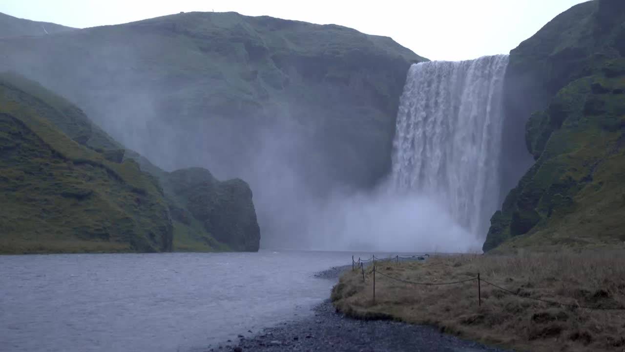 una poderosa cascada de espuma que cae desde una pendiente