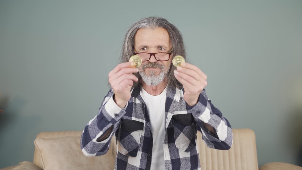 hombre sosteniendo bitcoin y mostrándolo.