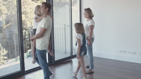 familia feliz con dos hijos mirando su nuevo apartamento