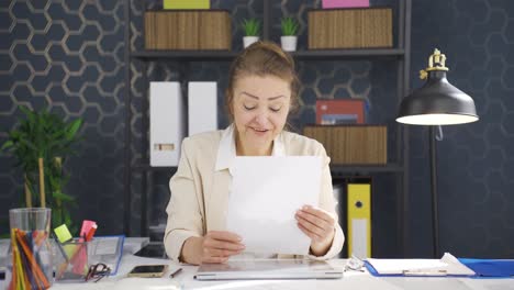 Mujer-De-Negocios-Regocijándose-Por-Los-Resultados-Positivos-Del-Papeleo.