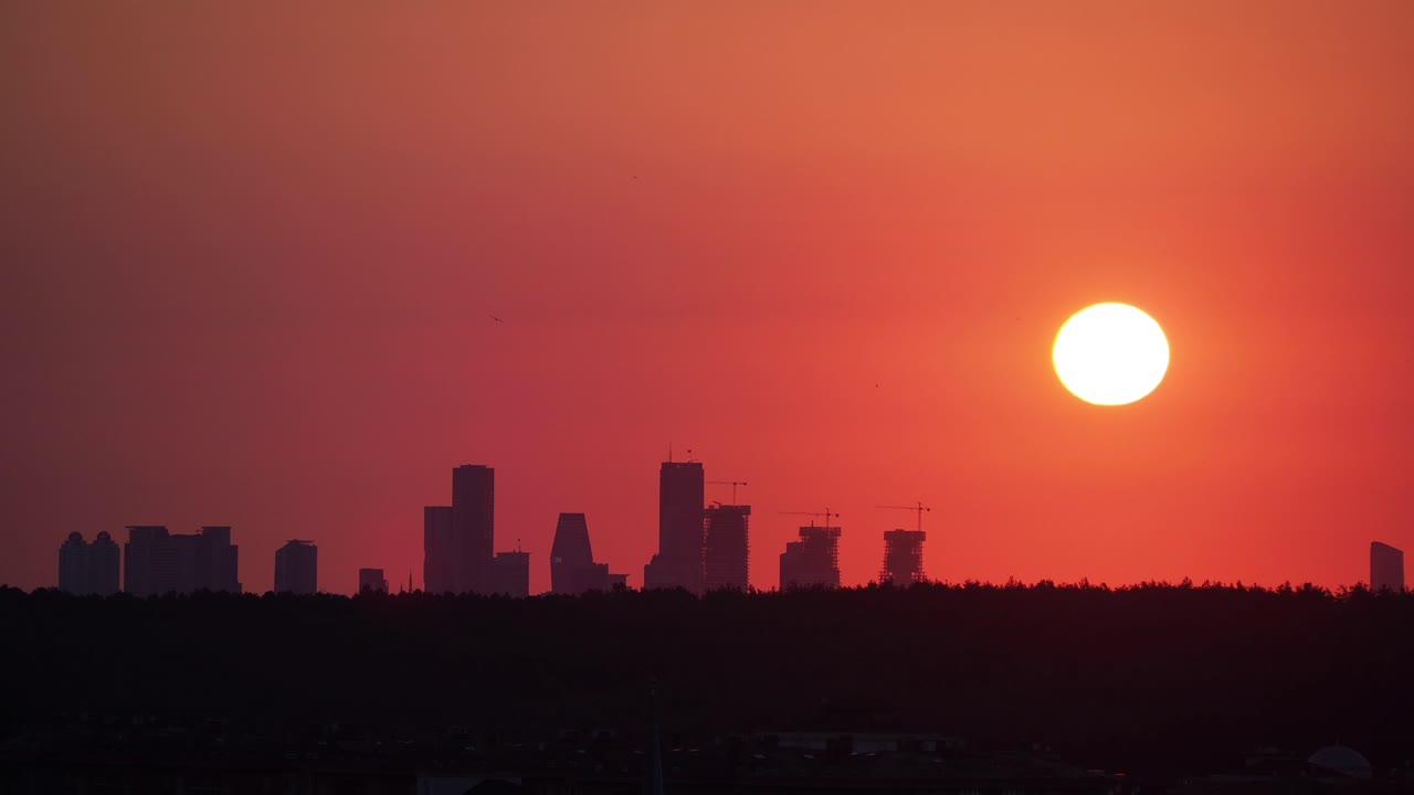 도시 지평선 위의 해가 지는 모습