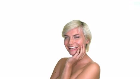 acércate a una mujer feliz y sonriente con una gran sonrisa blanca