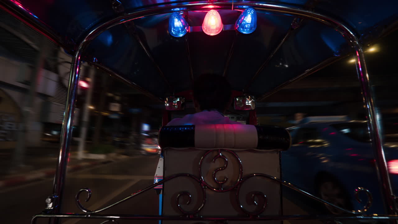 el lapso de tiempo de conducir tuktuk en la noche bangkok tailandia