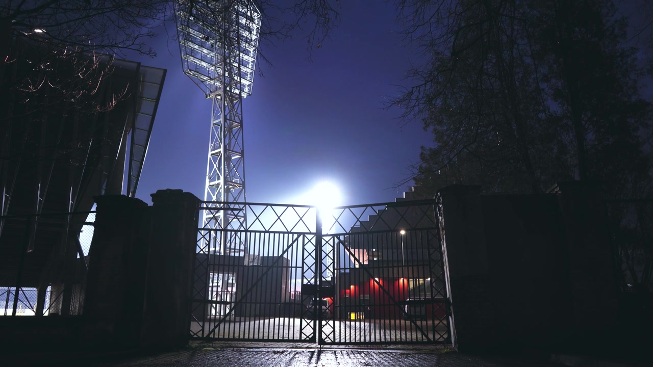 Stadio di calcio al buio. Lettonia, Riga. 05.11.2021