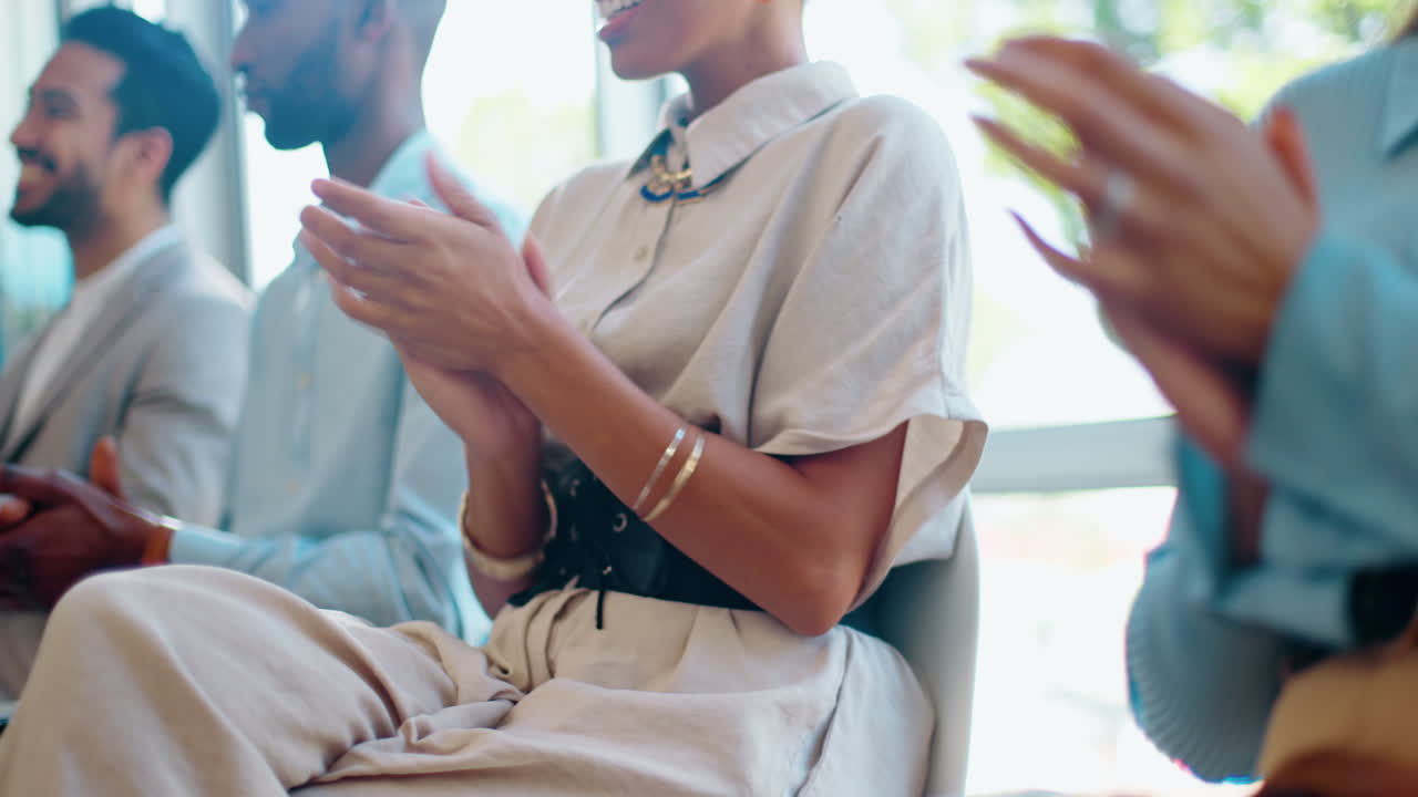 группа деловых людей, руки празднуют