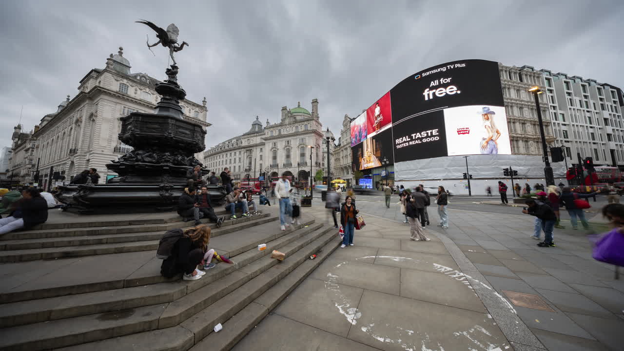 el timelapse del ojo de pez fue filmado frente a la estatua de eros, en el circo picadilly, londres.