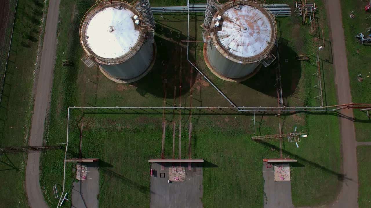 vista panorámica aérea de las instalaciones de almacenamiento de combustible y petróleo crudo. la industria del petróleo y el gas.