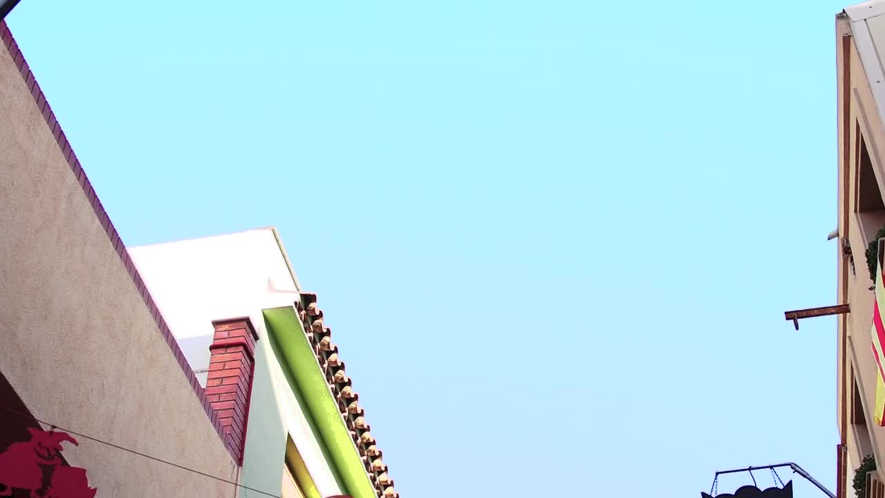 vista de la ciudad donde se ven decoraciones de fiesta