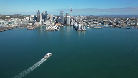 barco de ferry en el puerto de waitemata con vistas a auckland cbd y sky tower en auckland, nueva zelanda