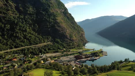 Aurlandsfjord-Stadt-Flam-Im-Morgengrauen.