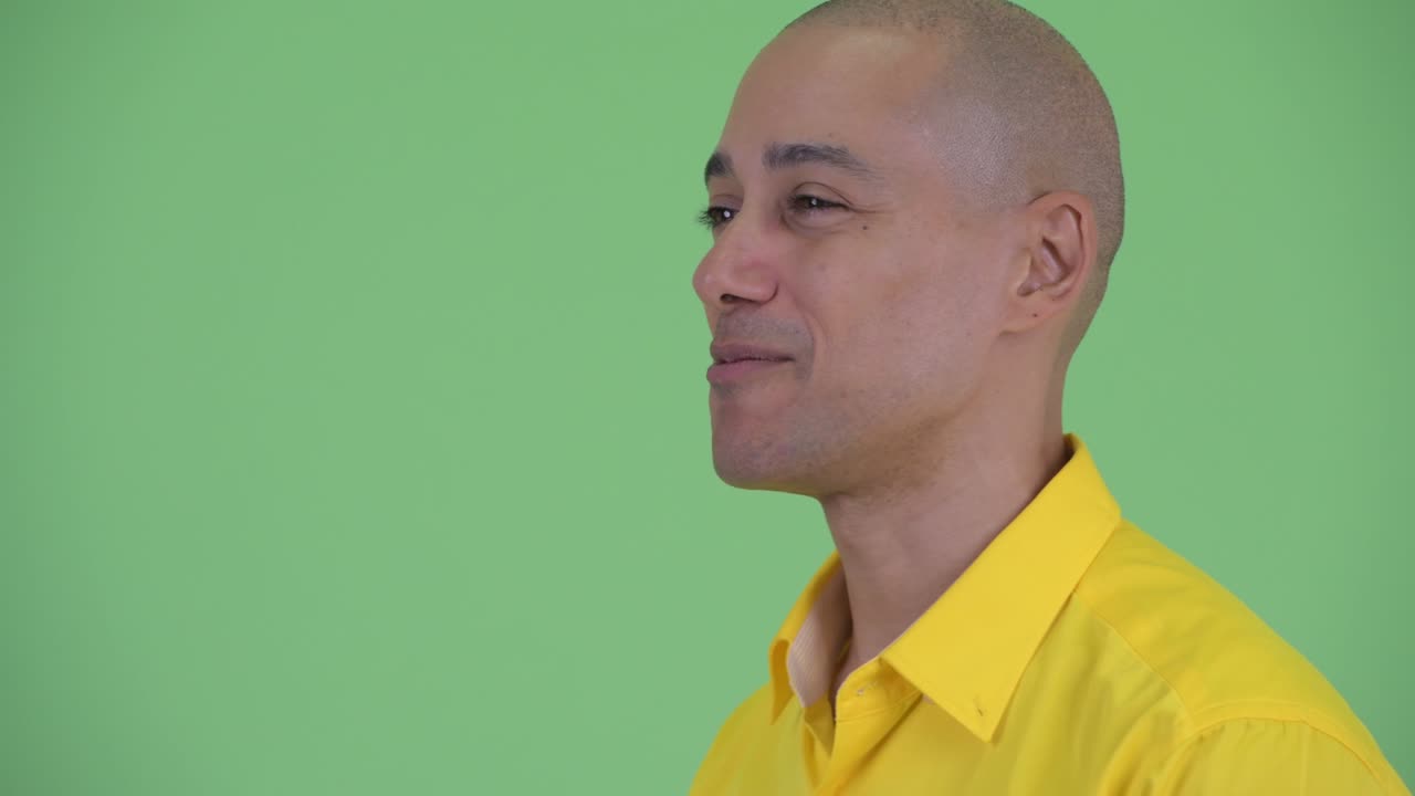 портрет счастливого красивого лысого бизнесмена