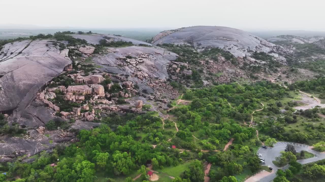 Enchanted Rock em Texas Hill Country emerge da terra e domina a paisagem