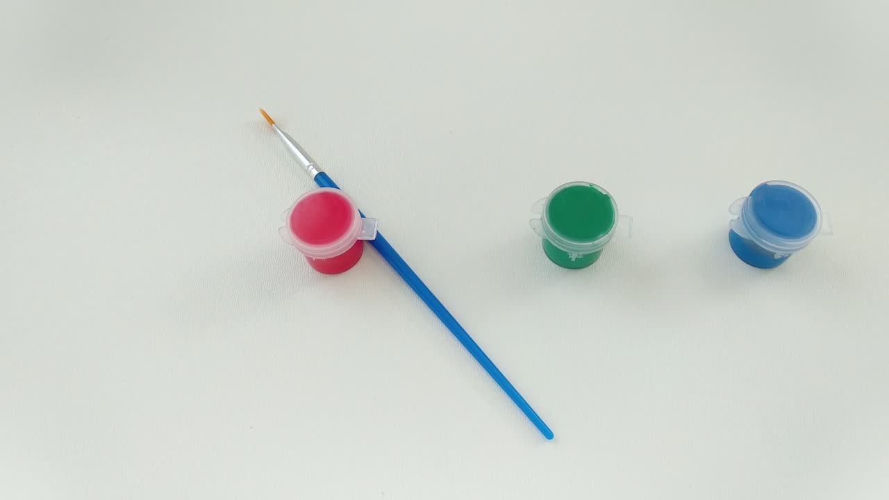 aparecen colores rgb rojo verde azul y dos pinceles.