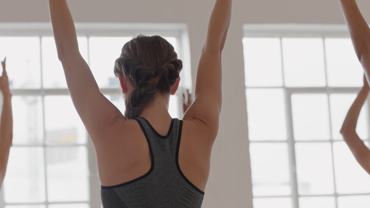 mujer de yoga caucásica saludable practicando meditación en pose de árbol disfrutando del ejercicio de cuerpo flexible en clase de fitness
