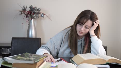 Chica-Deprimida-Tratando-De-Estudiar