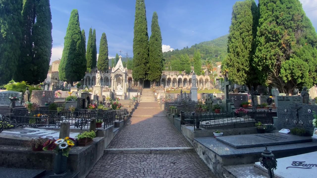 Cimitero Comunale Gemeentelijke Begraafplaats van de stad Bellano aan de oostelijke oever van het Comomeer, Italië.
