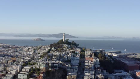 aéreo, san francisco coit tower y paisaje urbano, drone ascendente