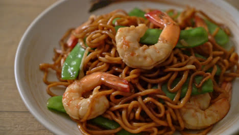 Fideos-Yakisoba-Salteados-Con-Guisantes-Verdes-Y-Gambas---Estilo-De-Comida-Asiática