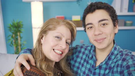 Un-Joven-Feliz-Y-Su-Madre-Tomando-Fotografías-Por-Teléfono.-Autofoto.