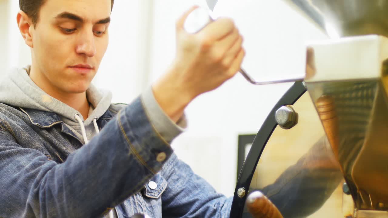 primer plano de la máquina de moler café