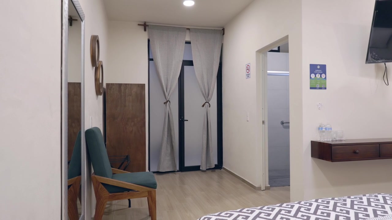 Indretning af hotelværelse med to senge. Panorering mod venstre