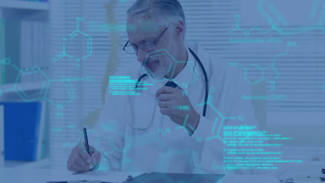 animación de procesamiento de datos y formas sobre la escritura del médico caucásico masculino