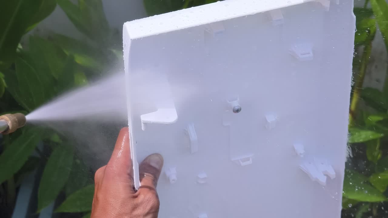 압력 세탁기로 색 플라스틱 패널을 청소하는 것