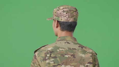 el soldado mira hacia atrás en la pantalla verde.