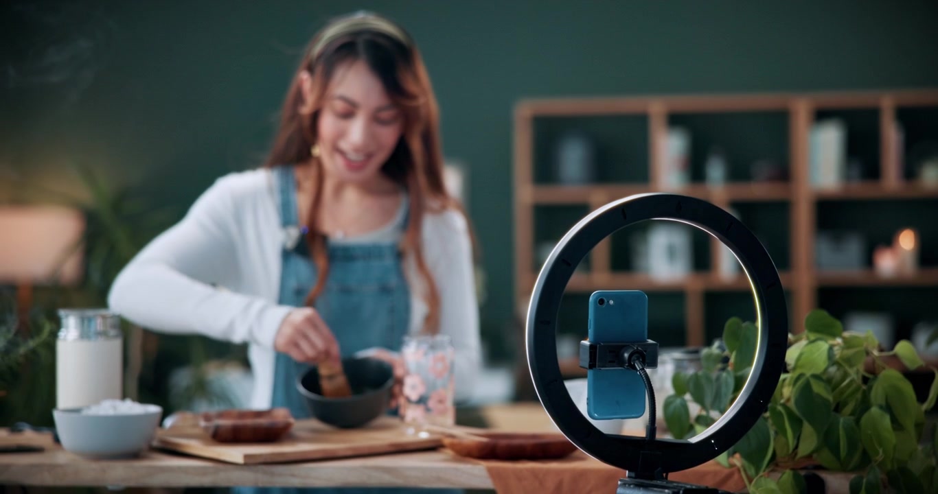 Giovane donna che registra un video tutorial di cucina per i social media