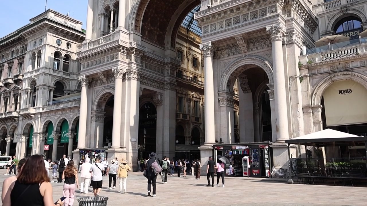 Vista dal Basso della Galleria Vittorio Emanuele II a Milano