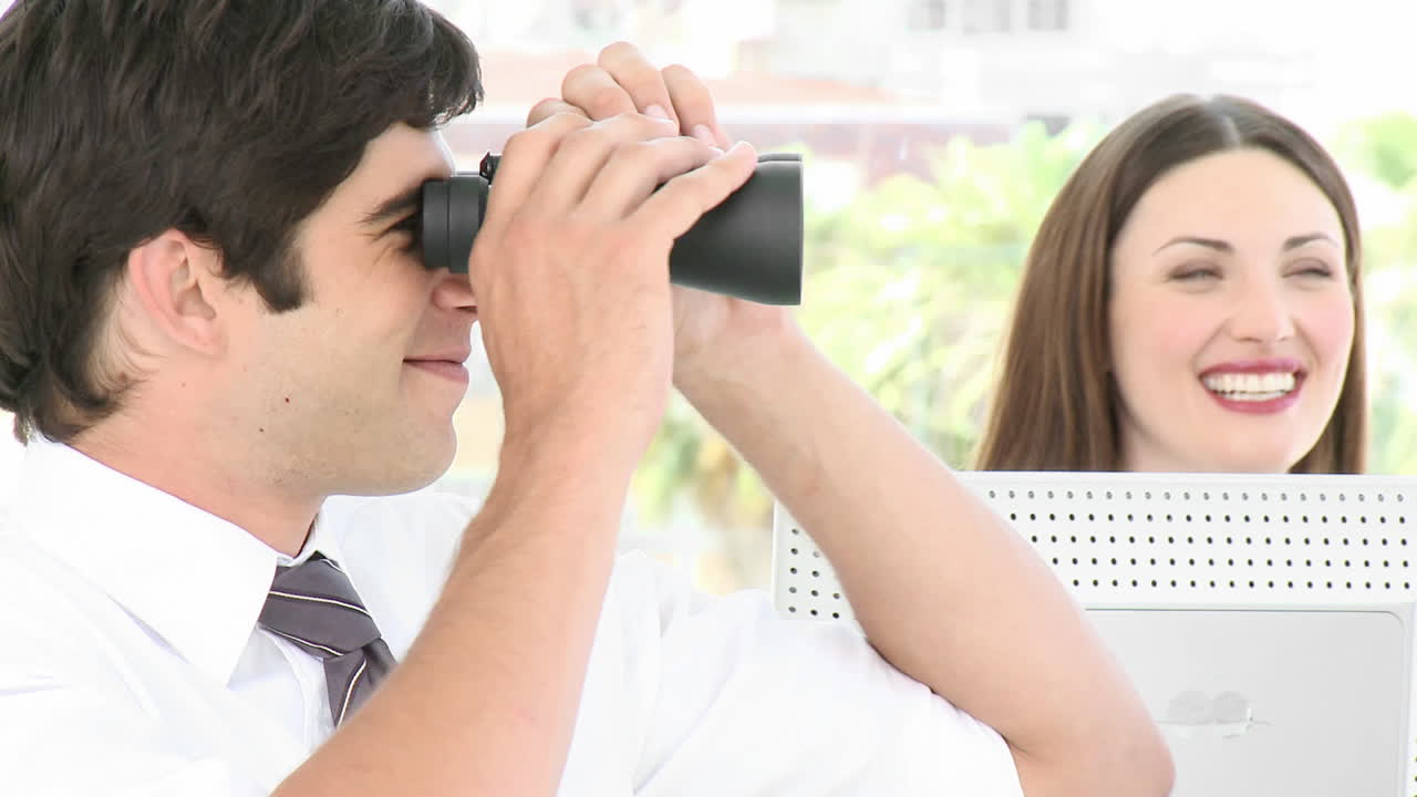 사무실에서 즐겁게 지내고