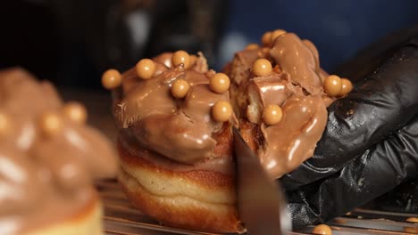 Schokoladen-Ferrero-Donut-Wird-Halbiert