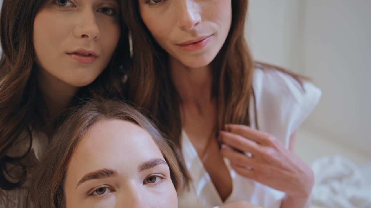 매력적인 여동생들과 함께 포즈를 취하는 아름다운 소녀. 매력적인 가족 초상화.