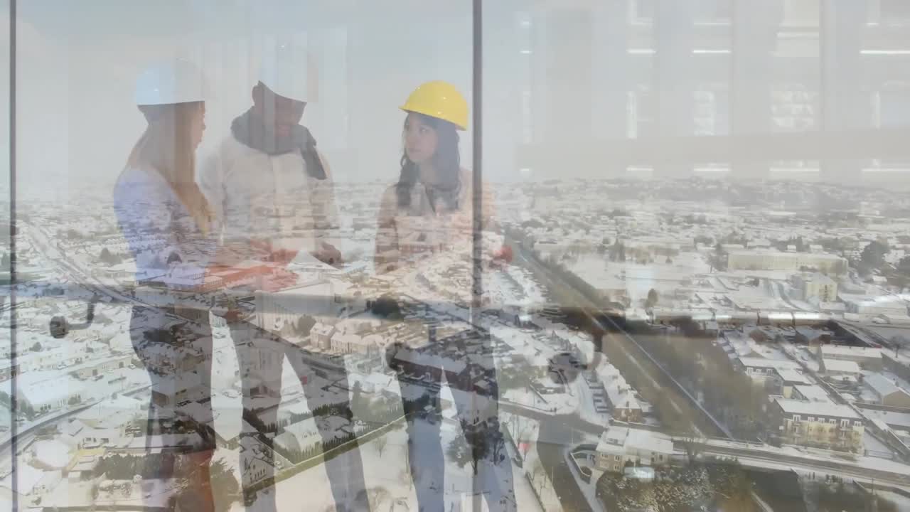 animación del paisaje urbano sobre arquitectos hablando en una oficina moderna