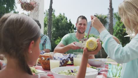 familia feliz comiendo juntos en la mesa