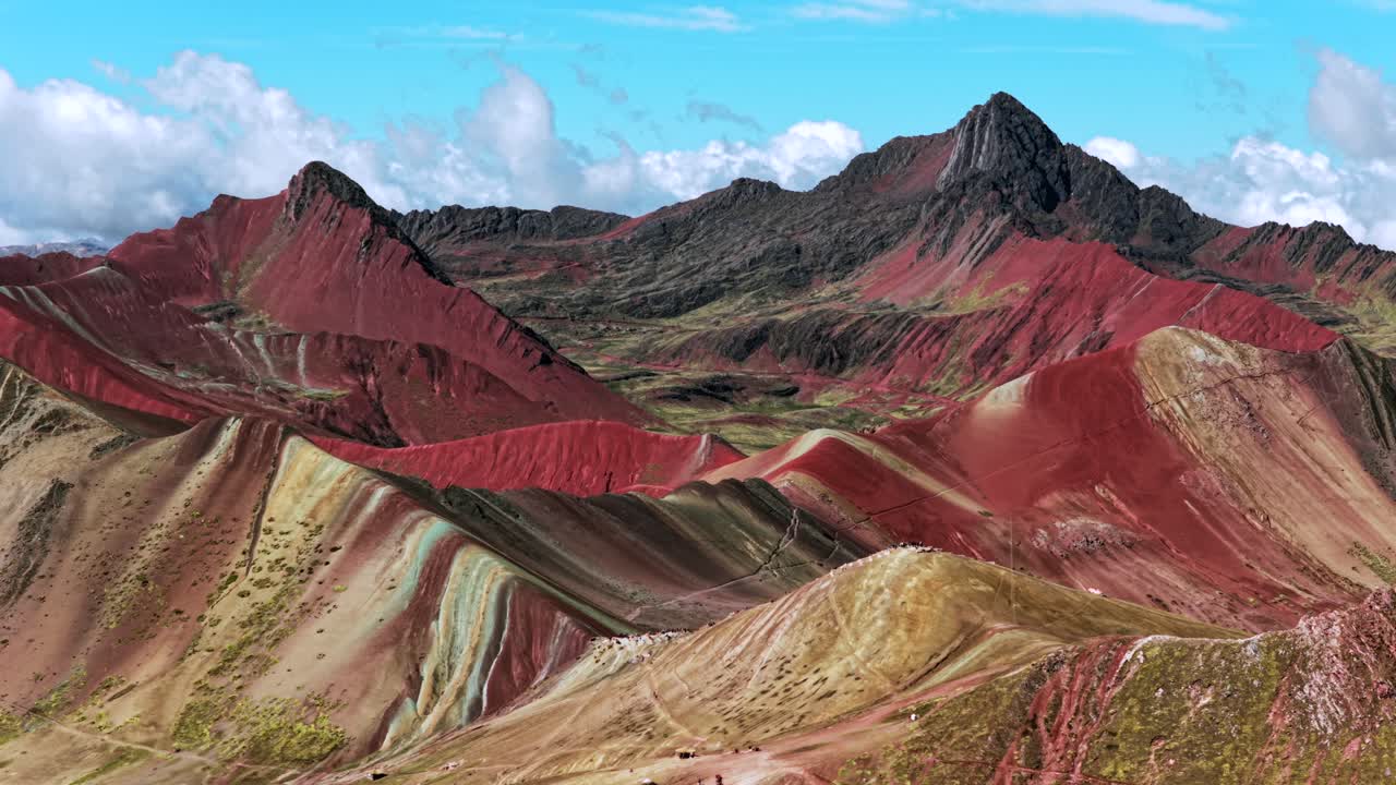 Montanha Arco-Íris Vinicunca Peru Perú vista aérea de drone céu azul da manhã Montaña de Siete Colores Palccoyo nuvens Andes Peruanos Vale Vermelho montanhas listradas sete cores Região de Cusco círculo de paralaxe à esquerda