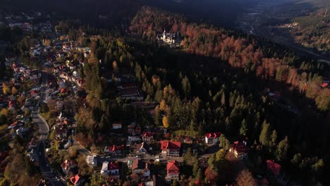 Sinaia-Con-El-Castillo-De-Peles-Y-Las-Montañas-De-Bucegi-Durante-El-Otoño,-Vista-Aérea