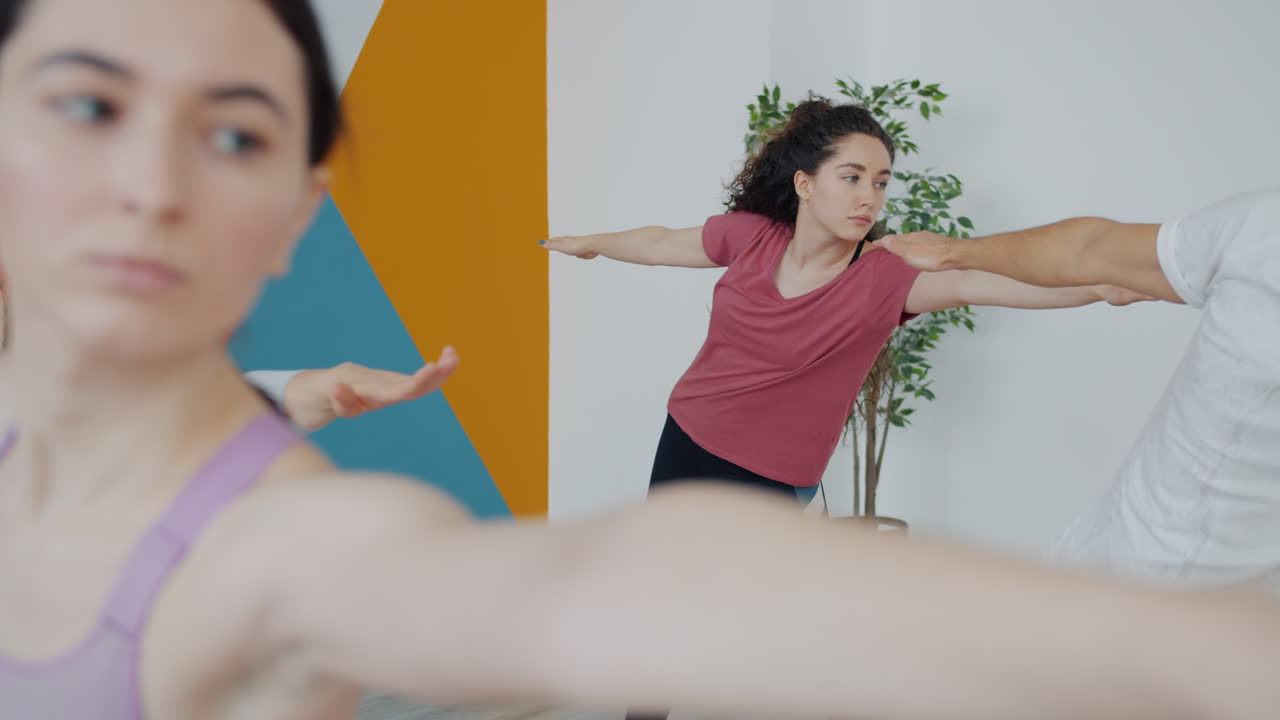 clase de yoga en curso