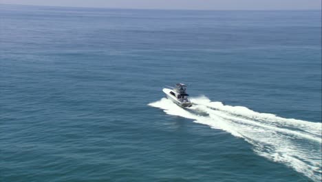 Boat-sailing-in-the-pacific-ocean-near-the-shores-of-Guatemala