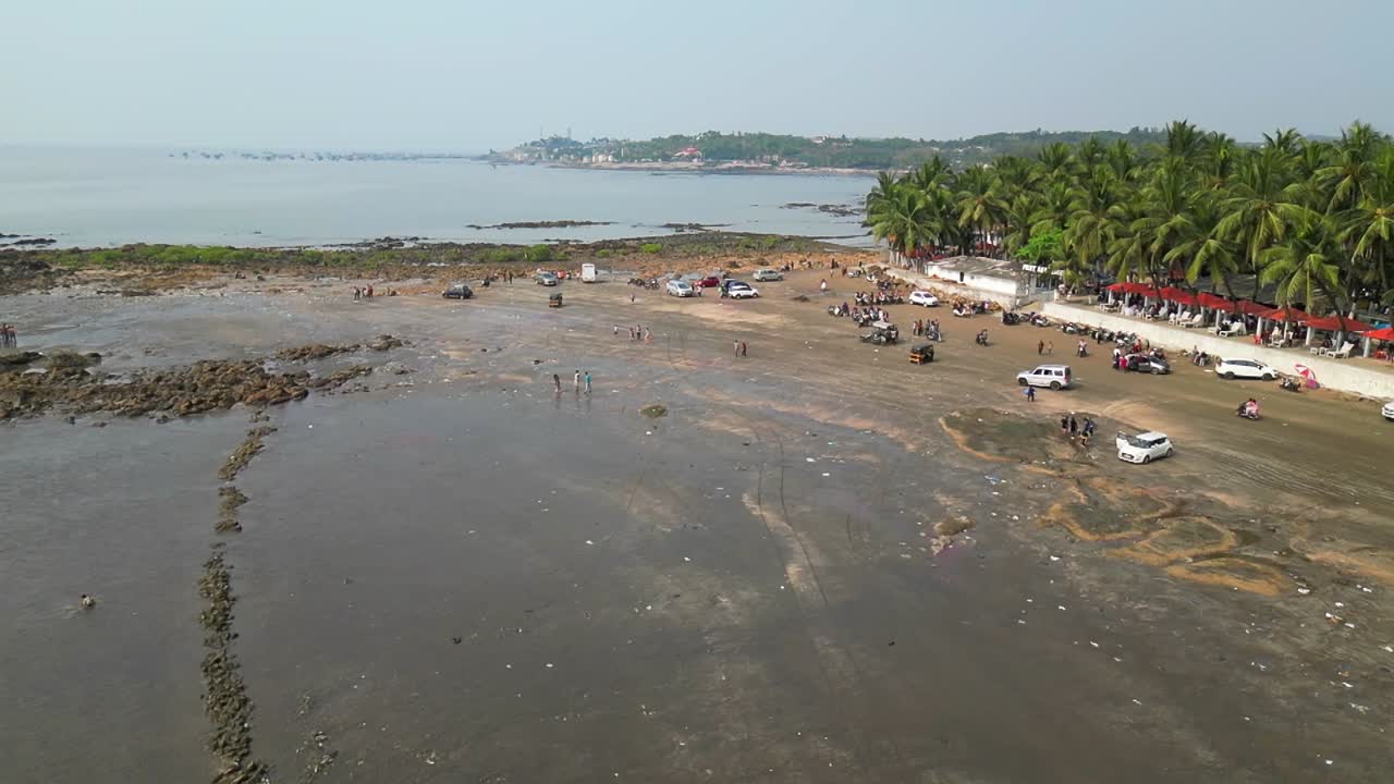 gente disfrutando en la playa de gorai tiro con drones