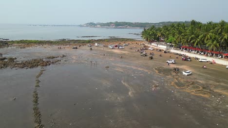 Gente-Disfrutando-En-La-Playa-De-Gorai-Tiro-Con-Drones