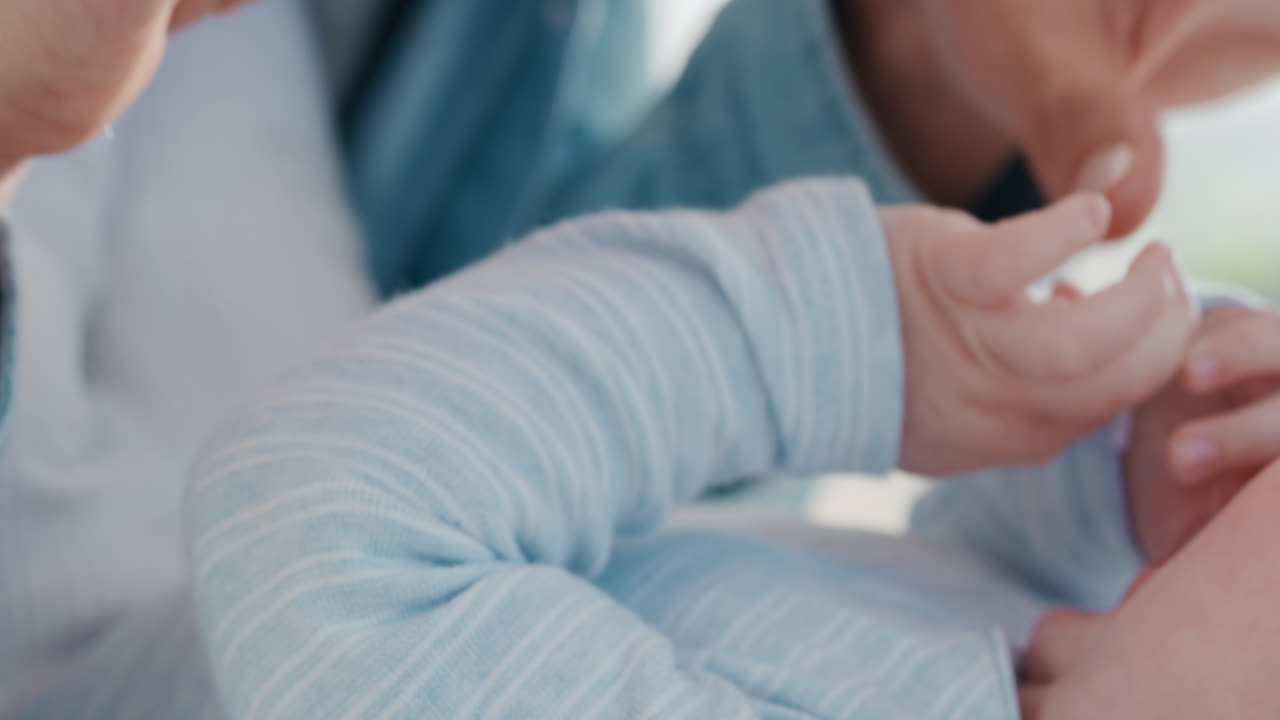 가까이서 엄마가 아기를 안고 손가락을 만지는 엄마가 신생아를 돌보는 집에서 아기를 돌보는 모성애 사랑 4k