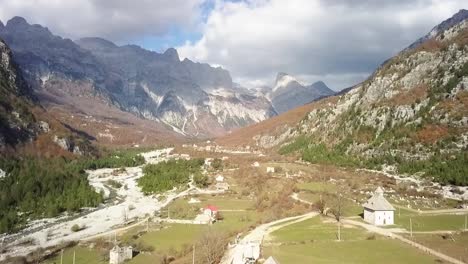 una gemma nascosta d'europa la parte sconosciuta dell'albania con la chiesa di thethi e le alpi albanesi sullo sfondo