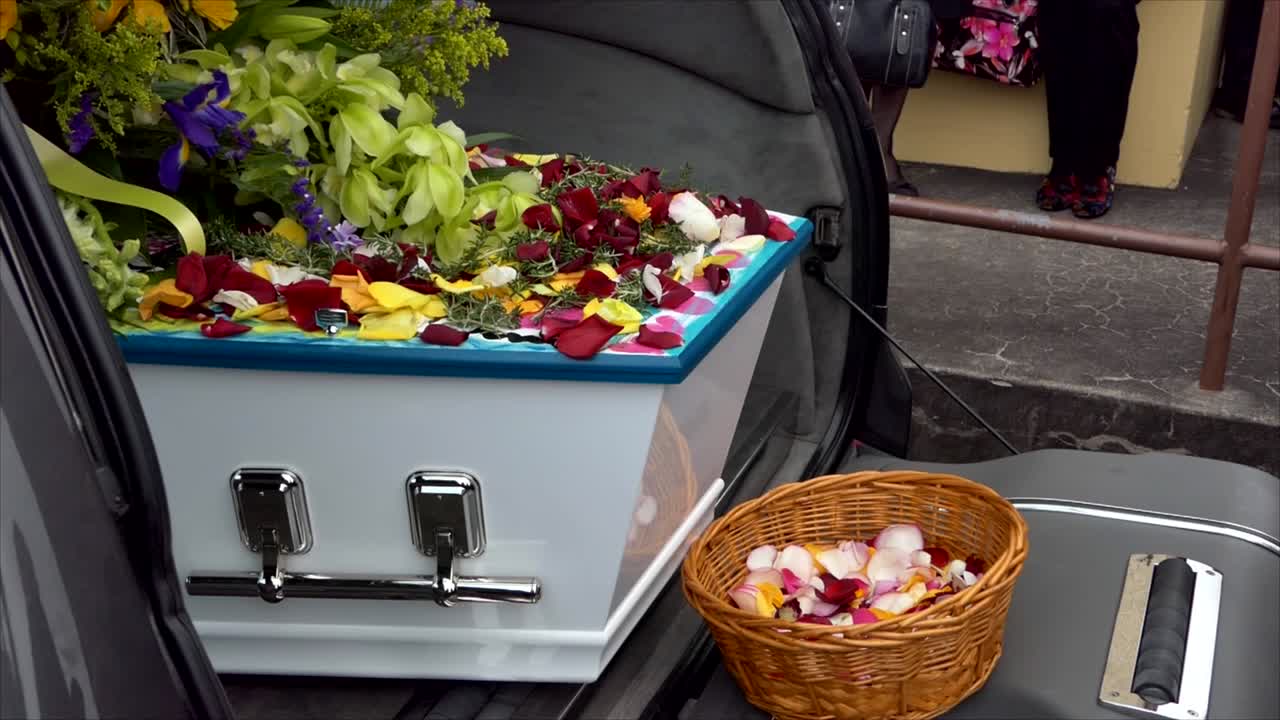 영구차나 예배당에 있는 장례식 관의 클로즈업 샷 또는 묘지의 매장