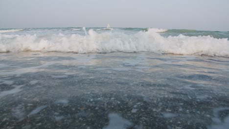 Surfear-En-La-Orilla-Del-Mar