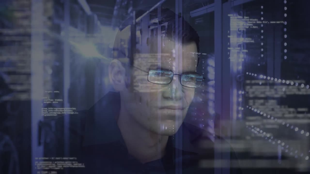 animación de un hombre encapuchado pirateando una computadora