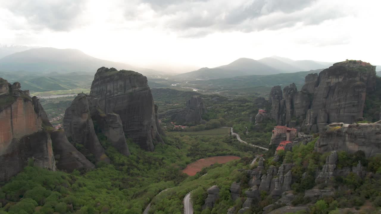 Sorvolo aereo che rivela l'antica città santa di Meteora in Grecia, una meraviglia geologica e una delle principali attrazioni turistiche.
