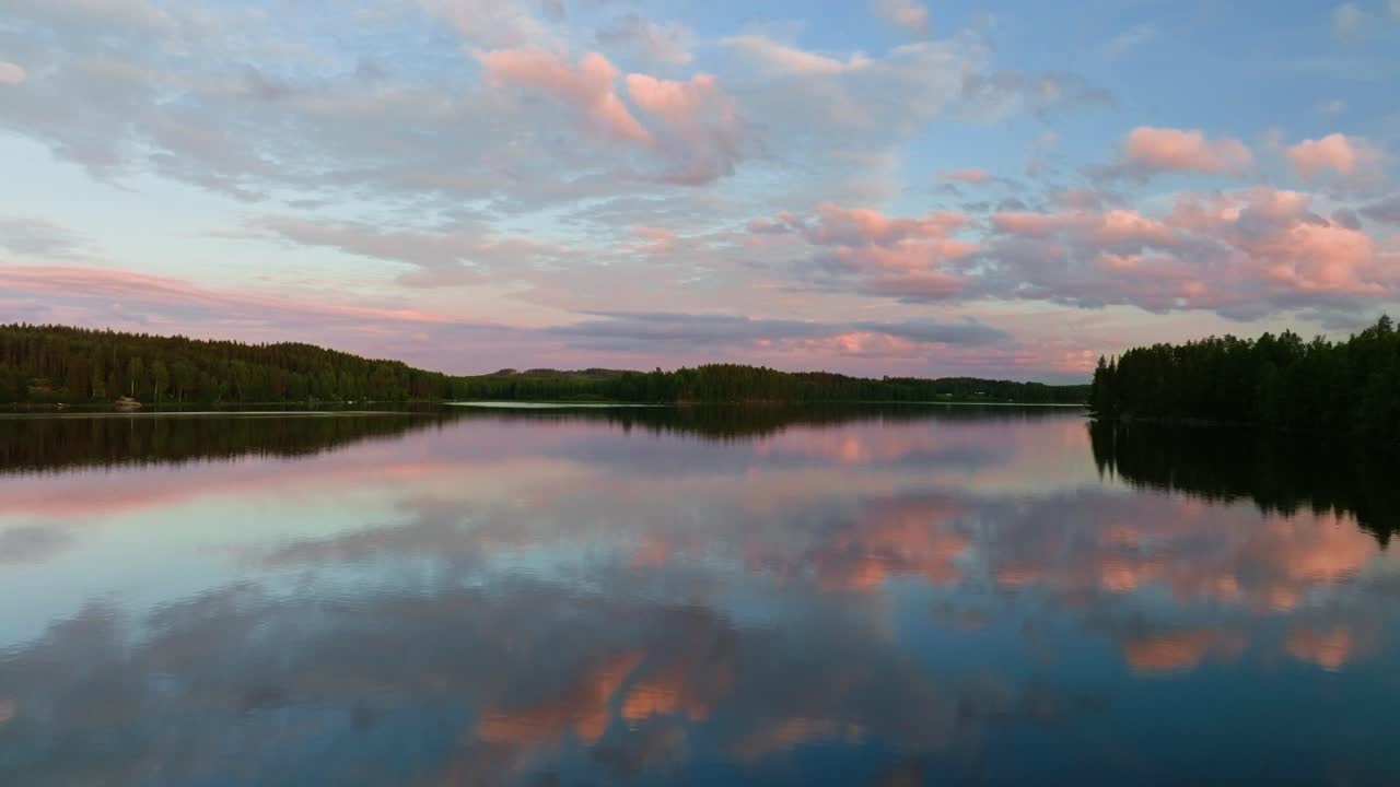 volando pacíficamente sobre un hermoso lago vidrioso con un atardecer azul pastel y rosa